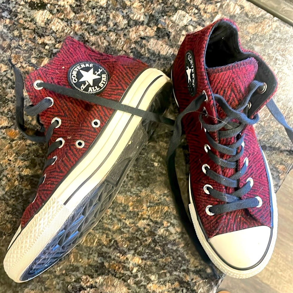 Size 7 women’s high top cons